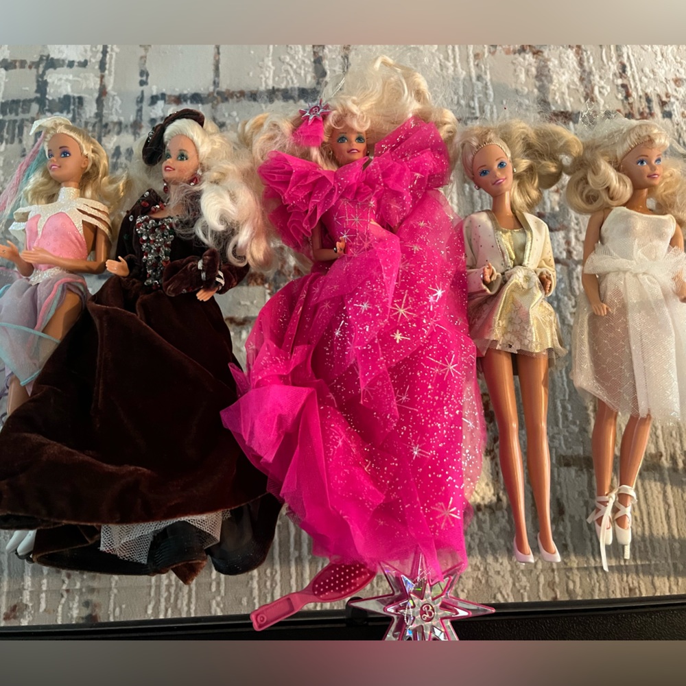Set of 5 Barbie’s-used in display only